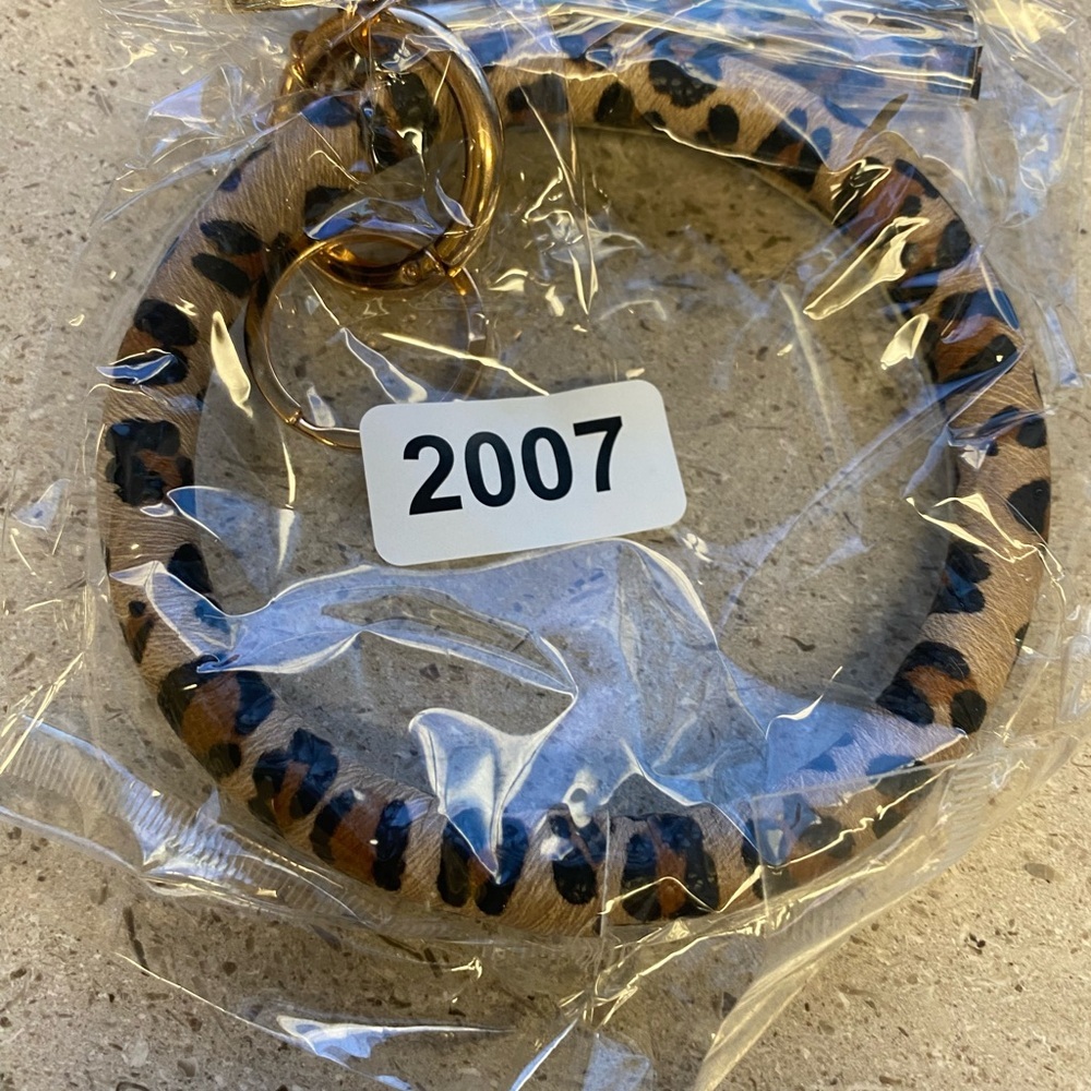 🔥 2 for $15 DEAL – READ FIRST 🔥Tassel Leopard Print Keychain Bracelet - Picture 4 of 4